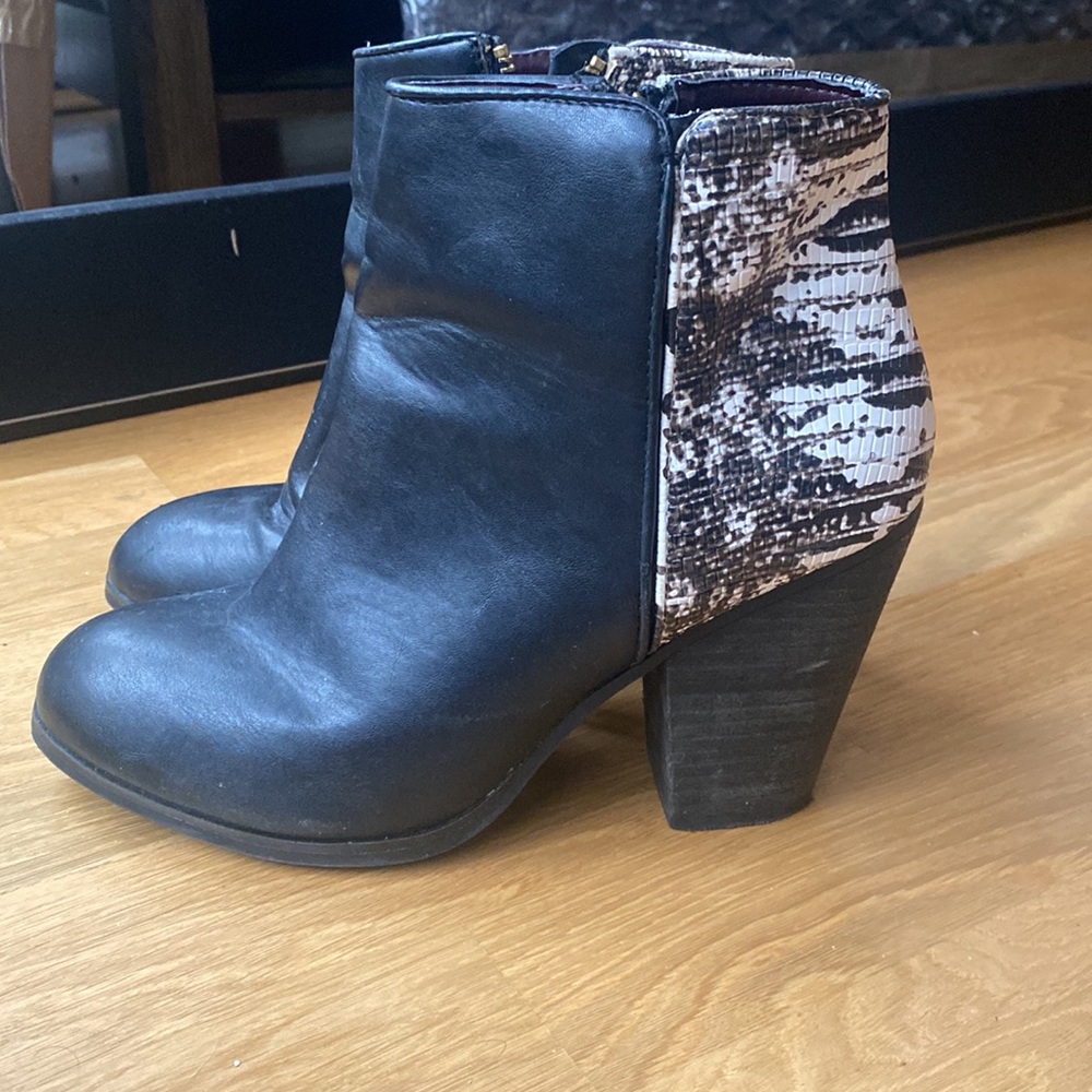 B+W🐍 Report Signature black snakeskin booties—gently used/good condition